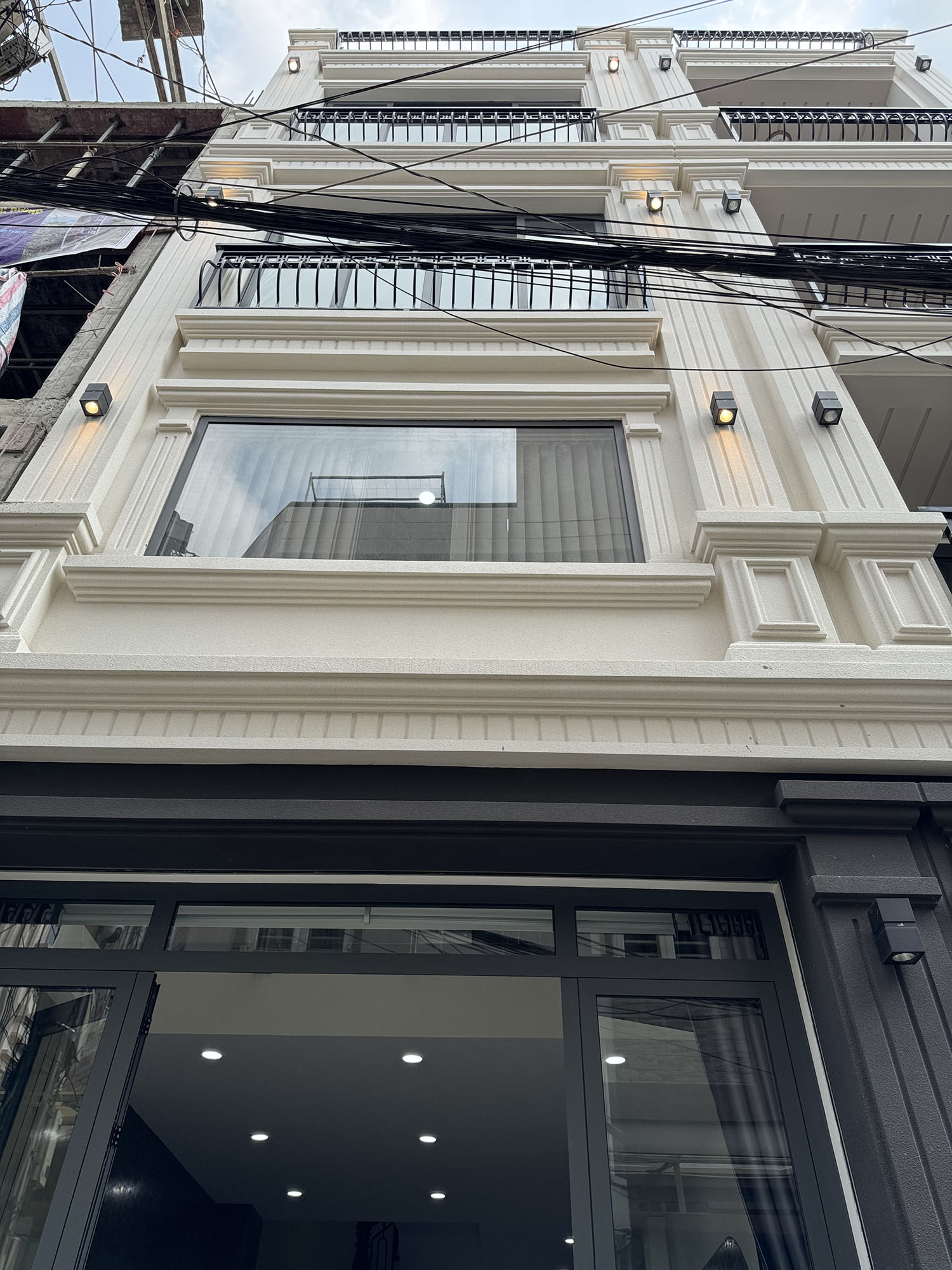 Nhà phố 3 lầu thiết kế Singapore đẹp lung linh full nội thất cao cấp hẻm xe hơi Khu VIP Quang Trung